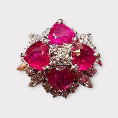 Bague Bague en or blanc 4  rubis taillés en coeur  et pavage de diamants 58 Facettes 7825 A