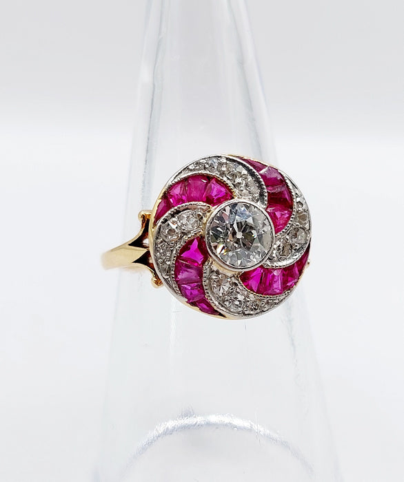 Bague cible tourbillon art deco or jaune diamant et rubis calibrés