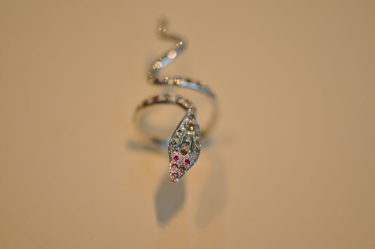 bague grand serpent en or blanc avec diamants naturels