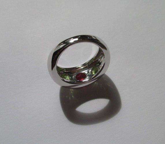 Bague jonc or blanc rubis et péridots