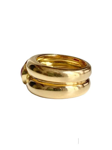 Bague 54 Importante bague, en or jaune 18k et rubis 58 Facettes