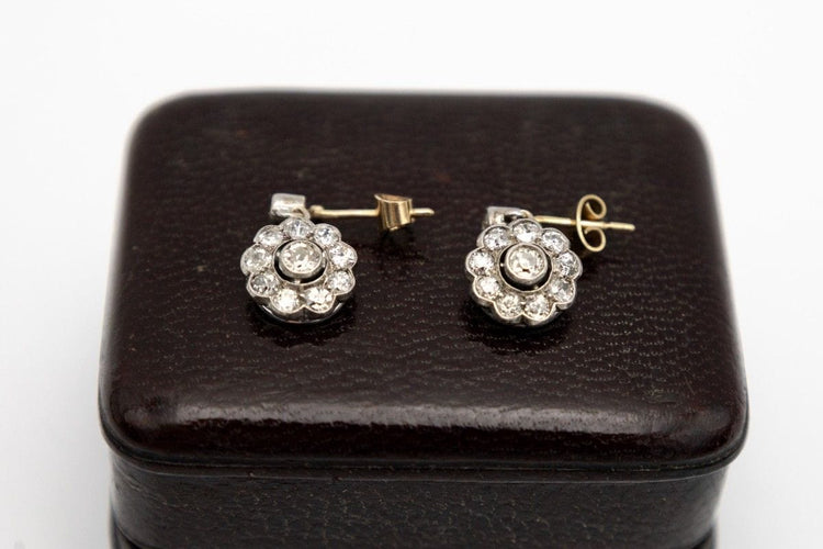 Boucles d'oreilles pendantes anciennes avec diamants en forme de fleurs.