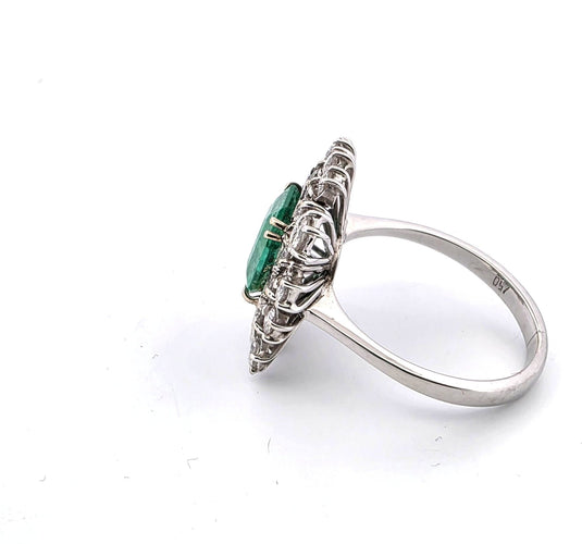 Bague 55 Magnifique bague en or blanc avec une émeraude centrale et des diamants tout autour. 58 Facettes
