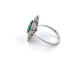 Bague 55 Magnifique bague en or blanc avec une émeraude centrale et des diamants tout autour. 58 Facettes