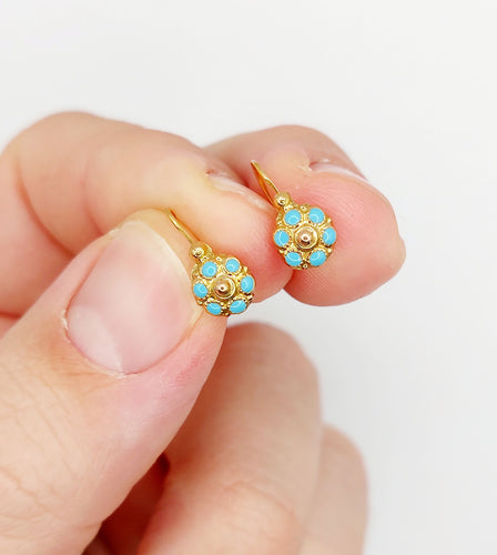 Boucles d'oreilles Boucles d’oreilles dormeuses fleur émail bleu en or 18k 58 Facettes A06471