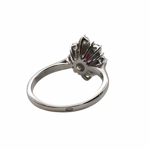 Bague 50 Bague marguerite en or blanc 18 carats, rubis et diamants 58 Facettes