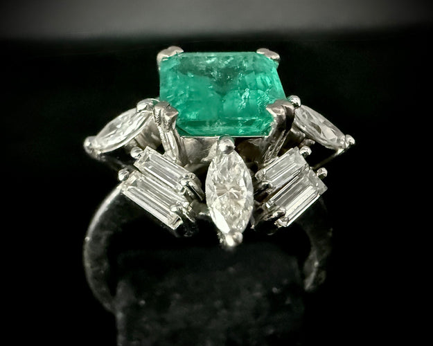 Bague 56 Bague or blanc sertie d'une émeraude de 2,20 carats et 2,20 carats de diamants 58 Facettes