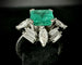 Bague 56 Bague or blanc sertie d'une émeraude de 2,20 carats et 2,20 carats de diamants 58 Facettes