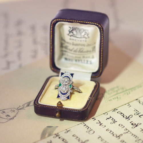 Bague 58 Dévotion Déco : Une bague de fiançailles en platine et or des années 1920 avec diamants et saphirs 58 Facettes 21316-0744