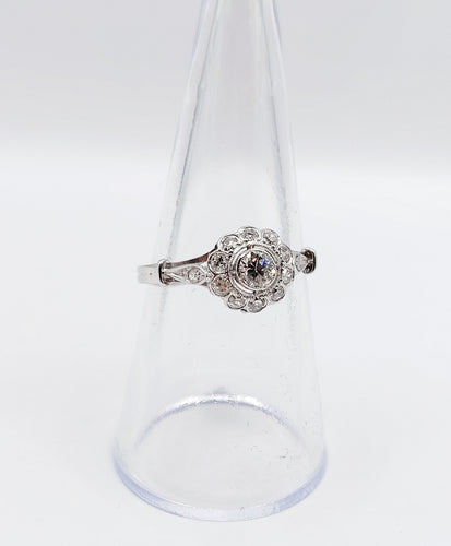 Bague 55.5 Bague marguerite art deco or blanc 18k et platine ornée de 0,54 carats de diamant 58 Facettes A04599