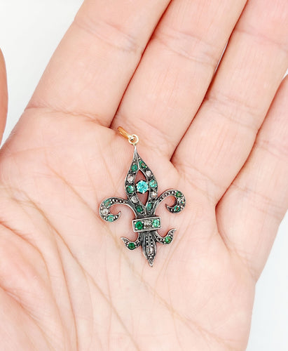 Pendentif Pendentif antique fleur de lys en or rose 18k et argent, émeraudes et diamants 58 Facettes A06351
