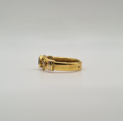 Bague 56 Bague or jaune sertie de diamants et d’un saphir 58 Facettes