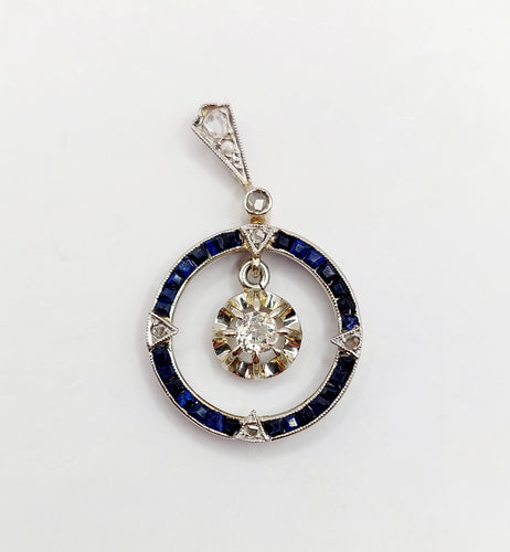 Pendentif Pendentif cible Art Déco or blanc, diamants, saphirs calibrés (circa 1920) 58 Facettes A05269