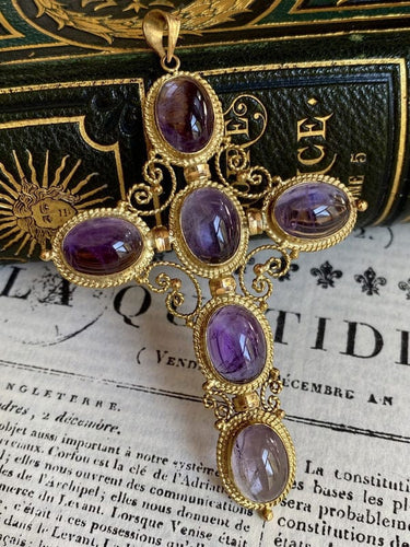 Importante croix en or jaune sertie de 6 améthystes 58 Facettes