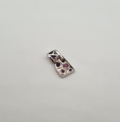 Pendentif Pendentif or blanc serti de saphir rose et améthyste 58 Facettes