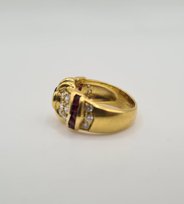 Bague or jaune sertie d’émeraude, diamants et rubis