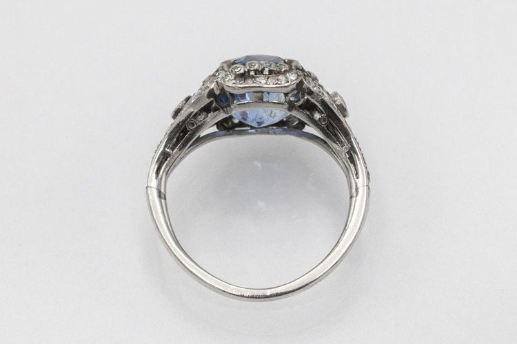 Bague Art Déco en platine ornée d'un saphir et de diamants impressionnants, années 1930.