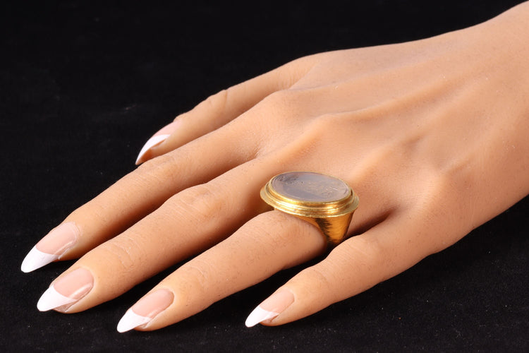 Bague 56 Classicisme satirique d'une bague en or du XVIIIe siècle : Le Triomphe de Priape 58 Facettes 19087-0061