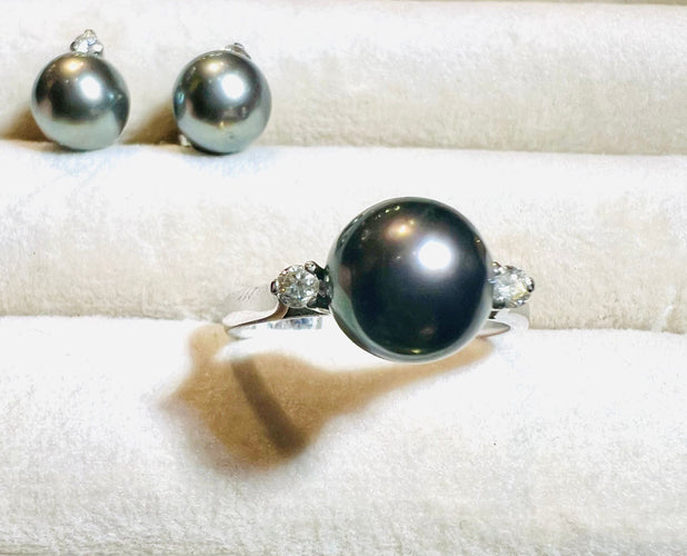 Bague en or sertie d'une perle de culture grise entourée de 2 diamants