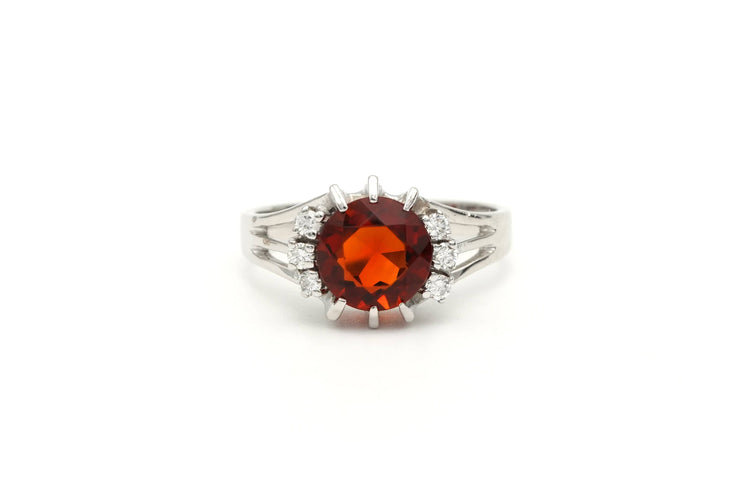 Bague 1970 en or blanc 18 carats sertie d'une citrine et de diamants "taille" brillant (+- 0.12ct)