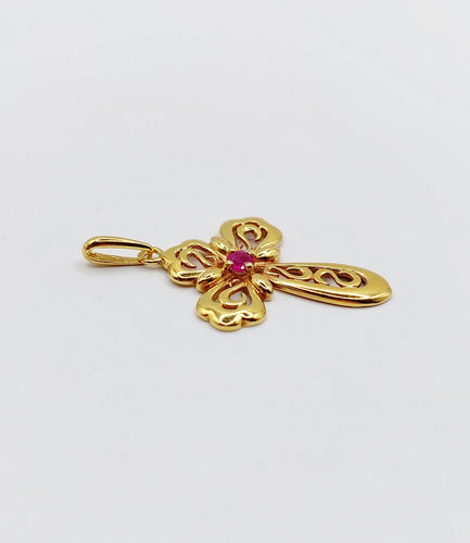 Pendentif Pendentif croix vintage or jaune finement travaillée ornée d'un rubis 58 Facettes A04922