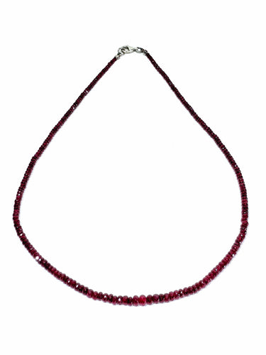 Collier Collier de perles en rubis avec fermoir en argent 58 Facettes