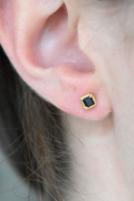 Boucles d'oreilles saphir bleu taille princesse en or 18 carats