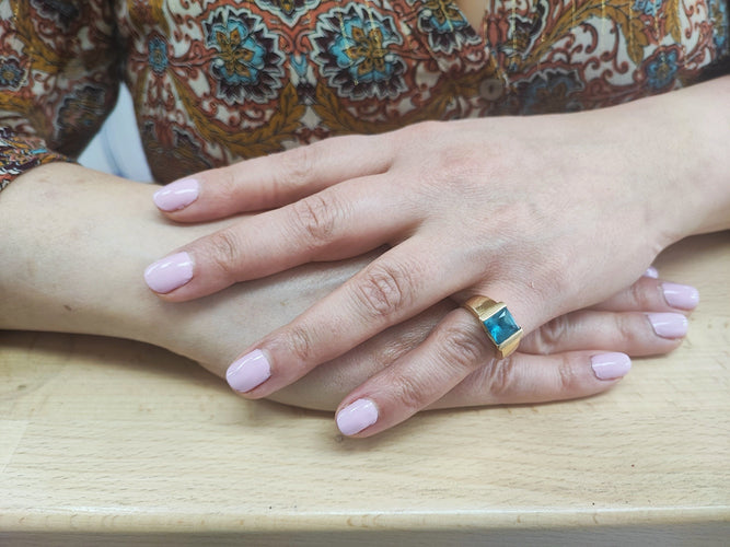 Bague or jaune topaze bleue