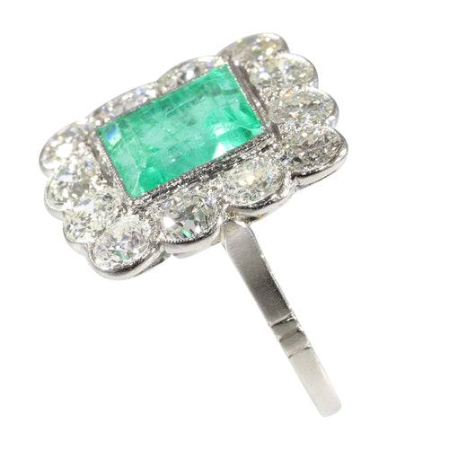 Grâce géométrique : une bague Art déco vintage en émeraude et diamant