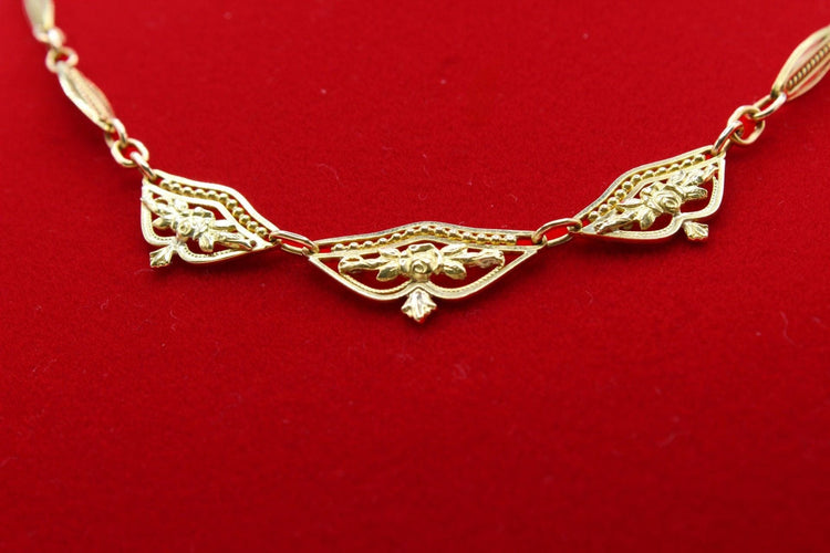 Collier draperie motifs floraux