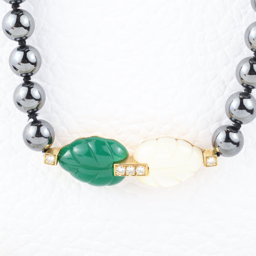 Collier Collier Cartier Patiala en or 18 carats avec hématite, calcédoine verte, nacre et diamants taille brillant 58 Facettes 1128844