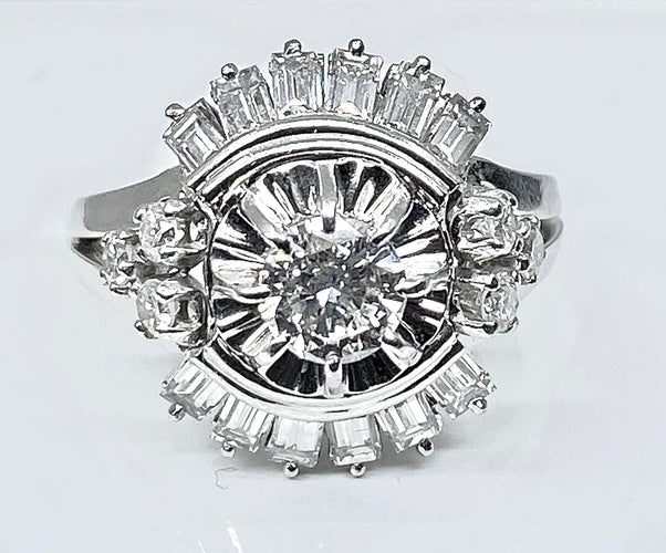 Magnifique bague en platine, diamants baguettes et ronds