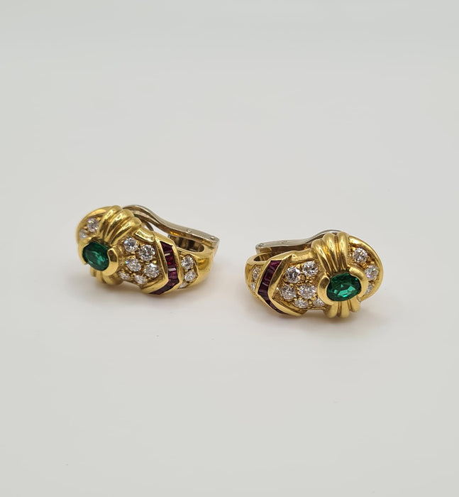 Boucles d’oreilles or jaune serties de diamants, émeraudes et rubis