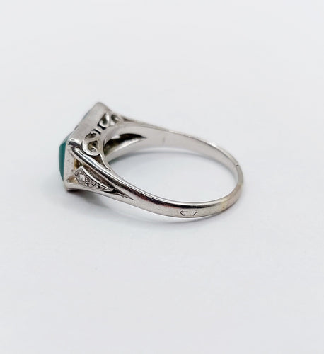 Bague 52.5 Bague tank nœud Art déco en or blanc 18k et platine, diamants et pierres vertes 58 Facettes A06581