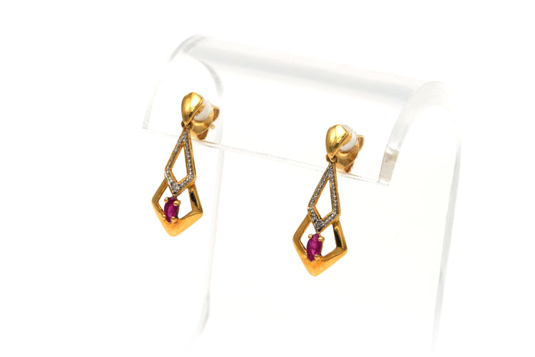 Boucles d'oreilles Boucles d'oreilles contemporaines en or jaune, serties de diamants et de rubis 58 Facettes 18367