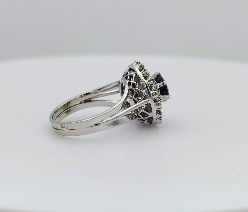 Bague or gris et platine, saphir, diamants