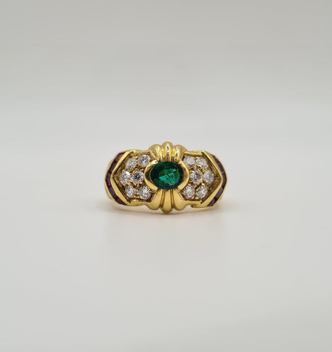 Bague or jaune sertie d’émeraude, diamants et rubis