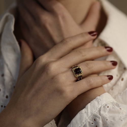 Bague 54 Bague chevaliere Napoleon III en or jaune 18K avec email et grenat - Taille 54 58 Facettes FB10425