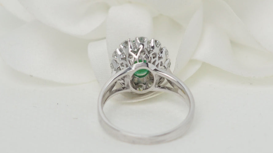 Bague 55 Bague entourage en or blanc, émeraude ovale et diamants 58 Facettes 32326