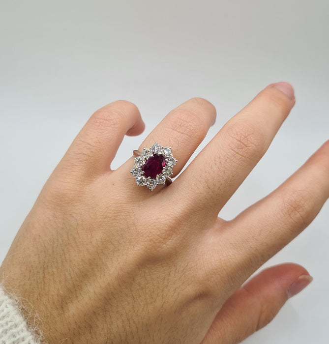 Bague or blanc sertie d’un rubis et diamants