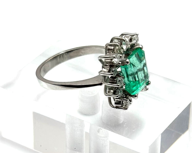 Bague 53 Bague en or blanc avec émeraudes et diamants 58 Facettes 50370