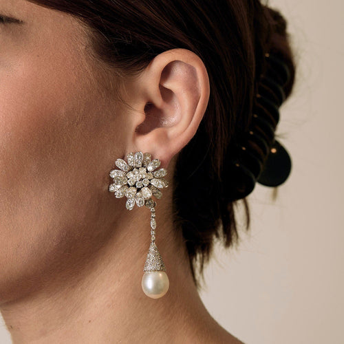 Boucles d'oreilles Paire de boucles d'oreilles en or blanc diamants et perles de culture blanches 58 Facettes