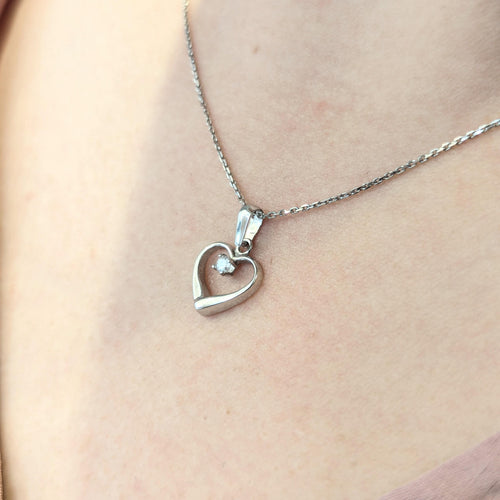 Collier Collier cœur en or blanc et diamant 58 Facettes 30079