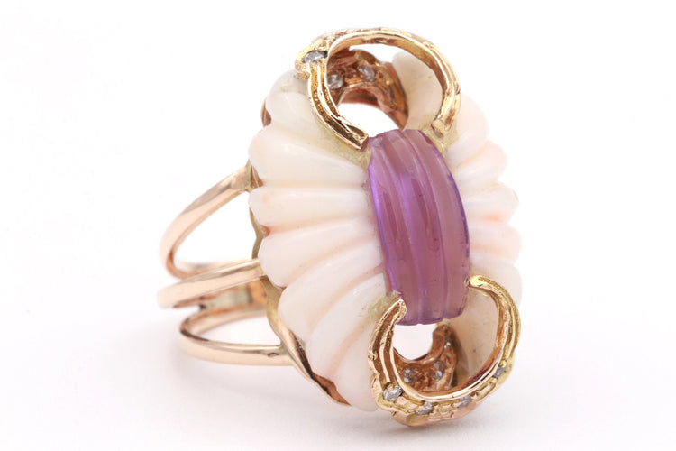 Bague 57 Bague Années 70 en or jaune, corail blanc, diamants et améthyste 58 Facettes 19139