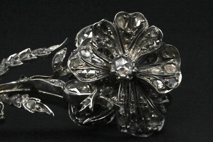 Broche Broche Fleur En Or Blanc Ornée De Diamants 58 Facettes