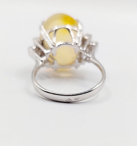 Bague cocktail vintage or blanc, opale cabochon 9,50 carats et diamants baguettes 58 Facettes A05976