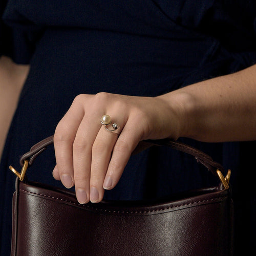 Bague 49 Bague en or blanc, perle et diamant, attribuée à Alain Roure 58 Facettes