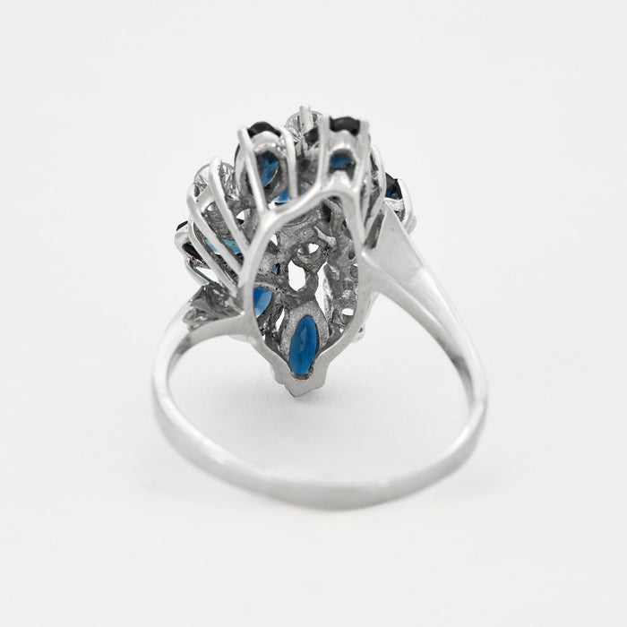 Bague or gris motif grappe, saphirs et diamants