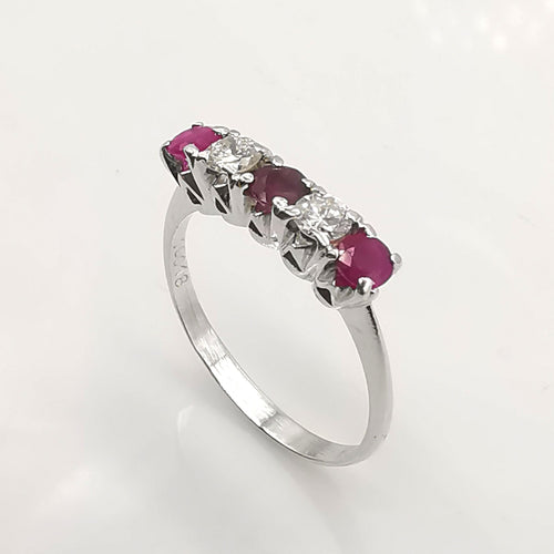 Bague 54 Bague en or 18 carats, rubis et diamants 58 Facettes