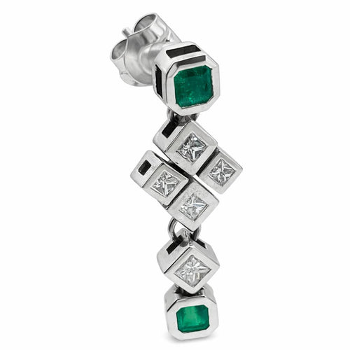 Boucles d'oreilles Boucles d'oreilles en or blanc serties d'émeraudes étincelantes 58 Facettes 50036